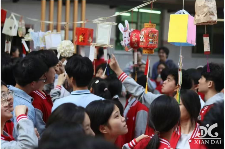 谜海探骊翰墨流芳共展青春风采，兰亭遗韵舞袖翻飞同筑文化长卷